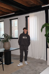 Fear of God Essentials 1977 Iron Black Lange Broek
